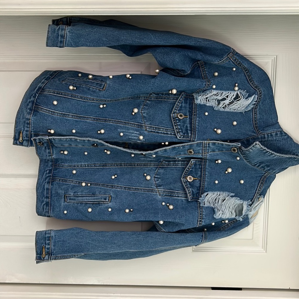 Women’s distressed jean jacket.